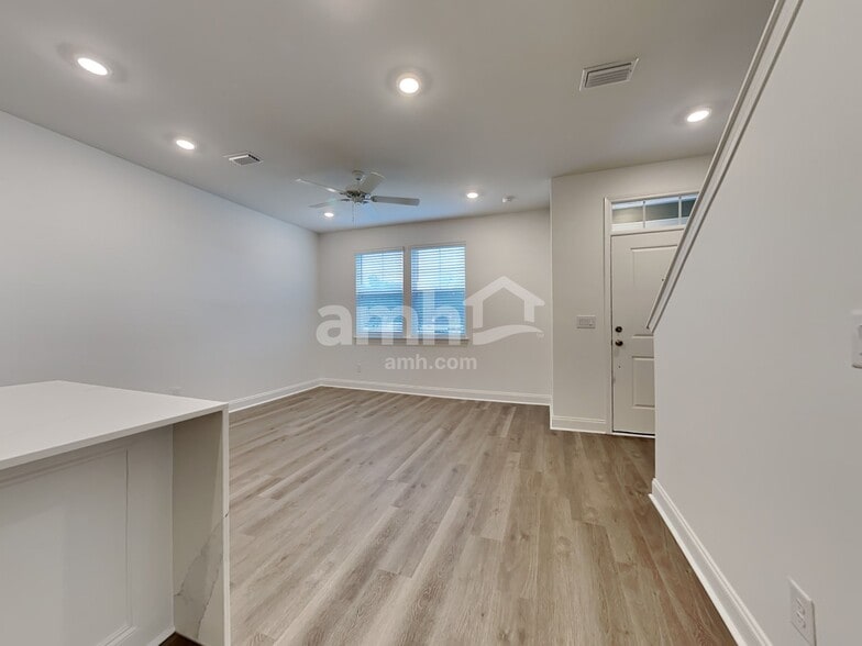 Building Photo - 104 Slice Dr