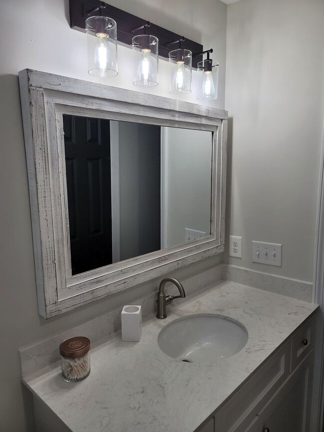 Building Photo - Beautifully Upgraded Ranch Home located ou...