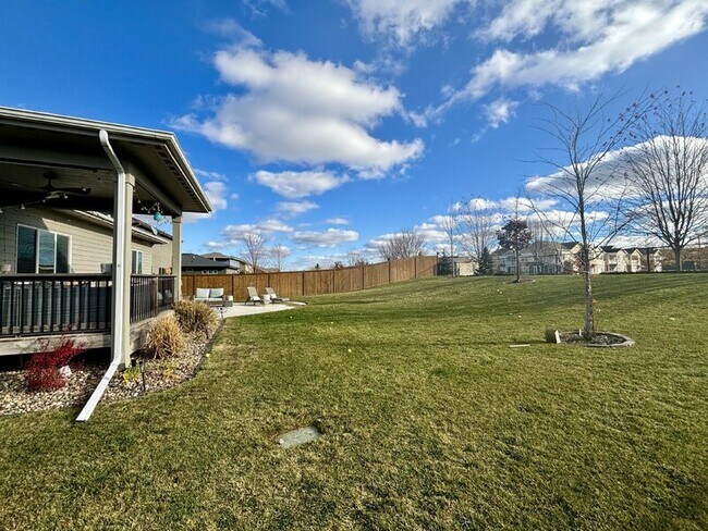 Building Photo - 580 NE Bowman Dr