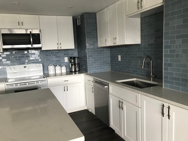 Fully-equipped kitchen - 480 Ocean Ave