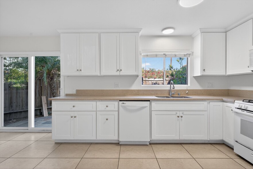 Building Photo - 2884 La Salle Ave