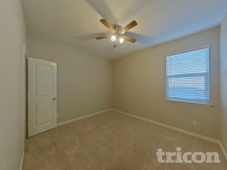 Building Photo - 231 Jenkinson Dr