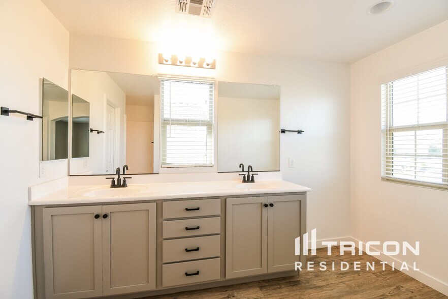 Building Photo - 9314 E Strobe Ave