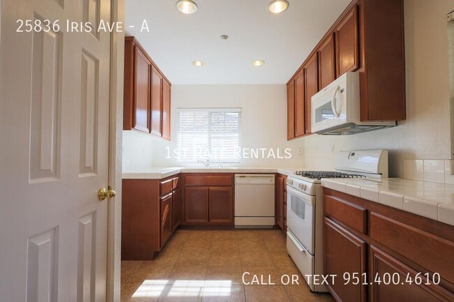 Building Photo - Cute Two Bedroom Condo!!