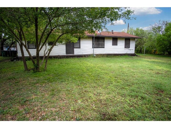 Building Photo - Renovated Home Near Downtown