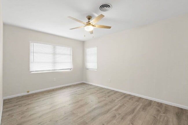 Building Photo - FULLY FENCED Home For Rent in Clearwater!