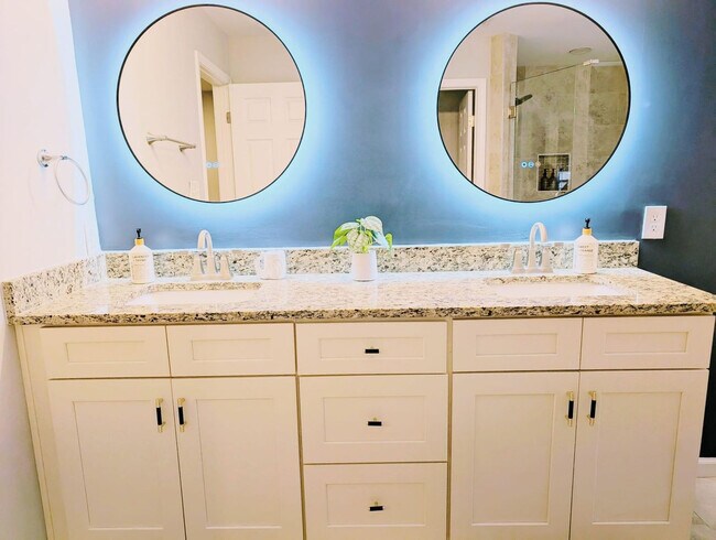 Building Photo - 469 Holt Rd NE