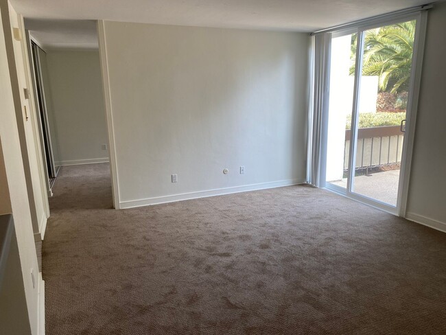 Building Photo - Condo with Private Patio and 2 Parking Spots