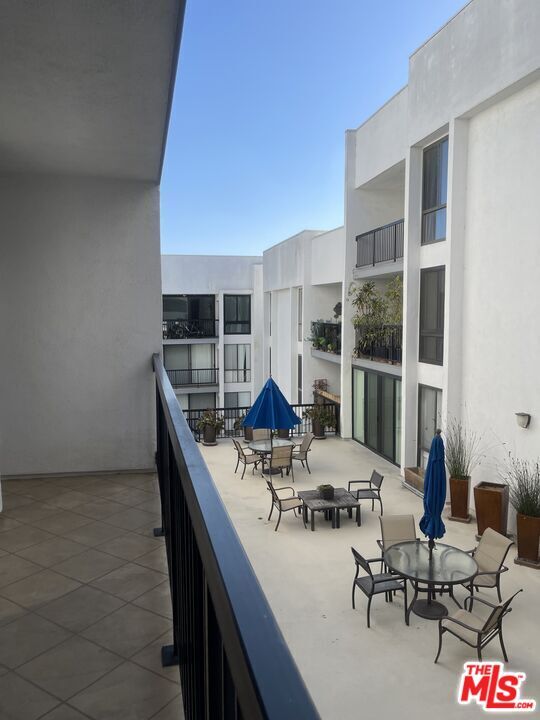 Building Photo - 906 N Doheny Dr
