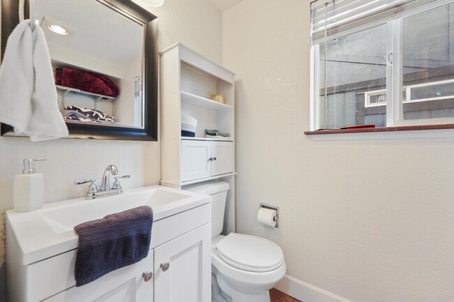 Building Photo - 3 Bedroom Home with Fully Fenced Yard Avai...