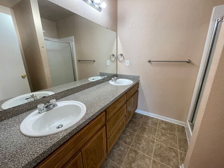 Building Photo - 614 Bermuda St