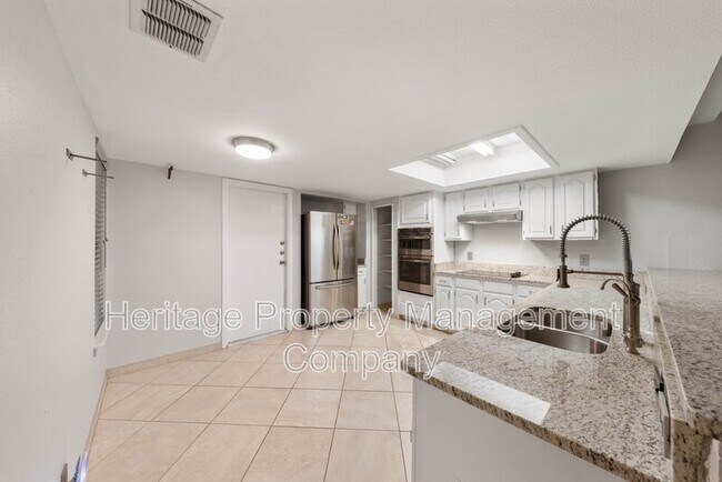 Building Photo - 13906 N Hills Village Dr
