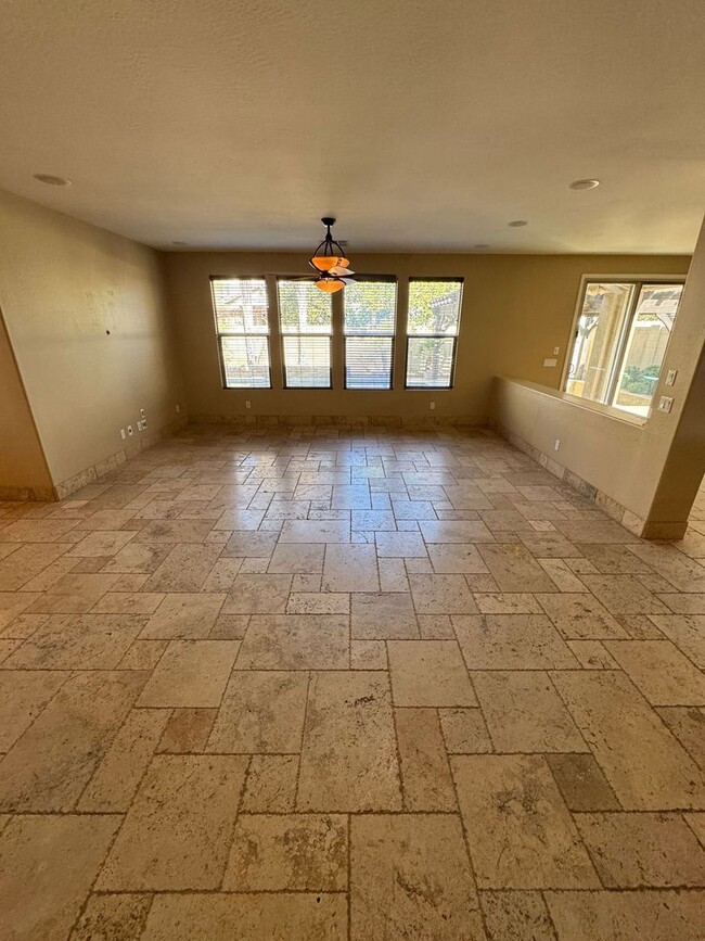 Building Photo - Beautiful 4 Bedroom - 2.5 Bath with Lots o...