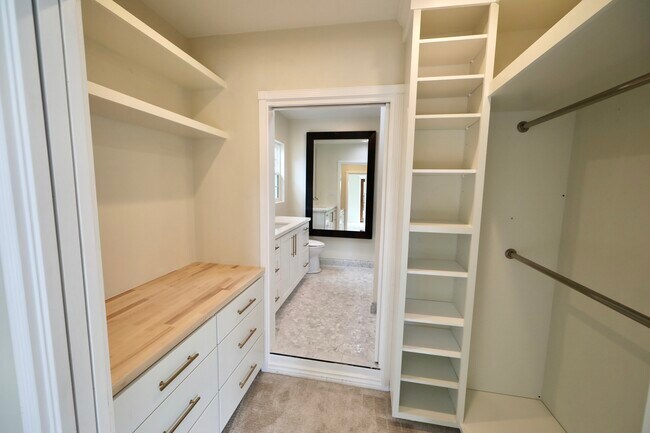 Walk in Closet - 1029 Chautauqua Blvd