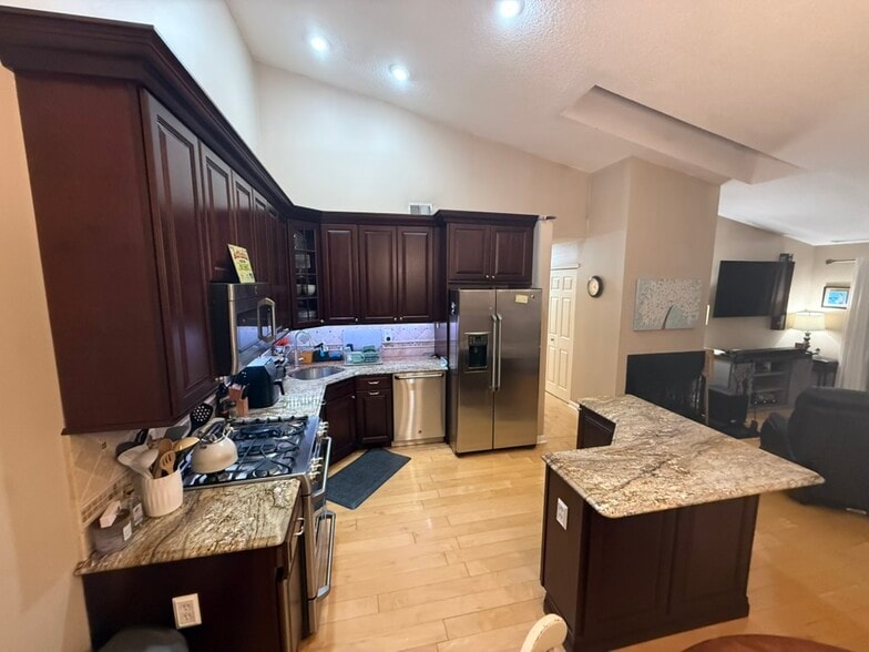 Building Photo - 955 Juniper Way