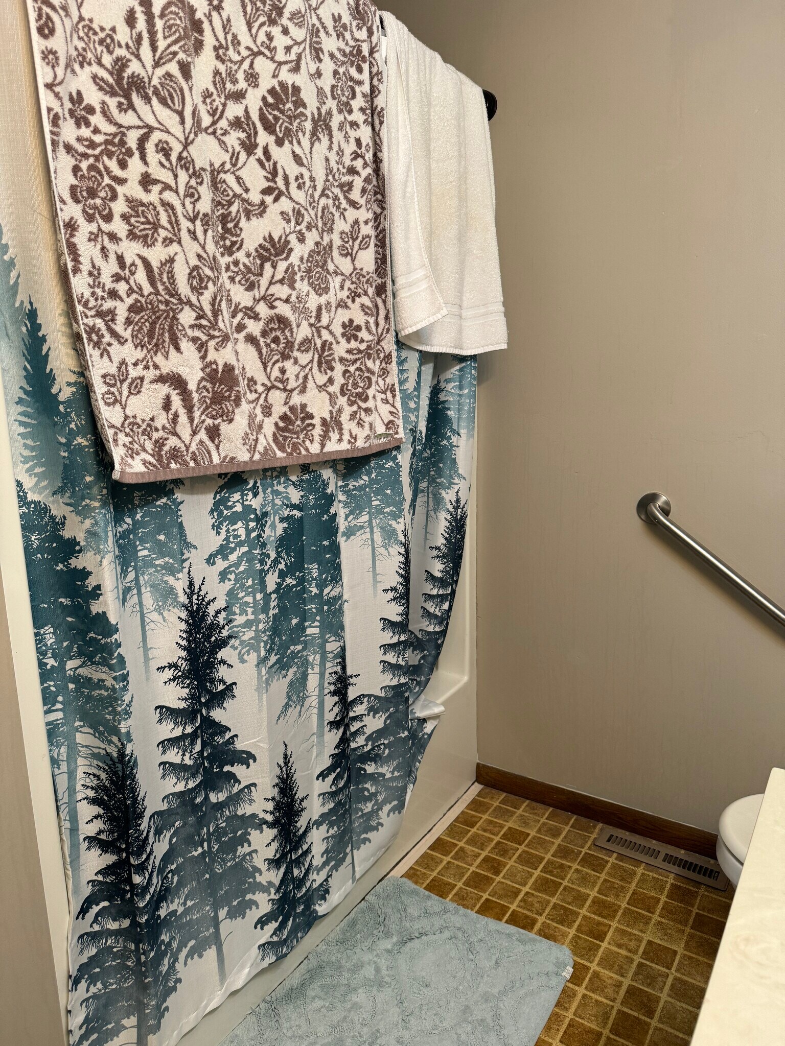 Building Photo - 422 Commodore Dr