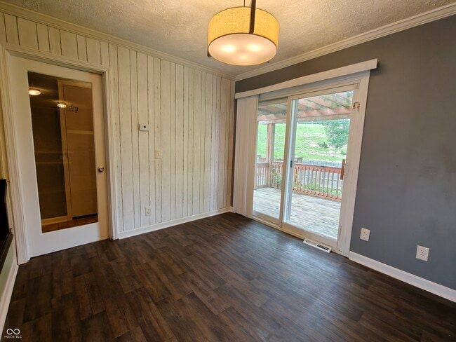 Building Photo - 802 Fern Dr