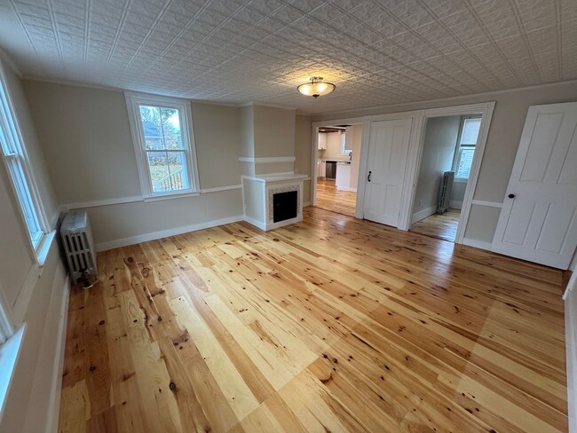 Building Photo - Cute 4 Bedroom Urban South Portland Farmhouse