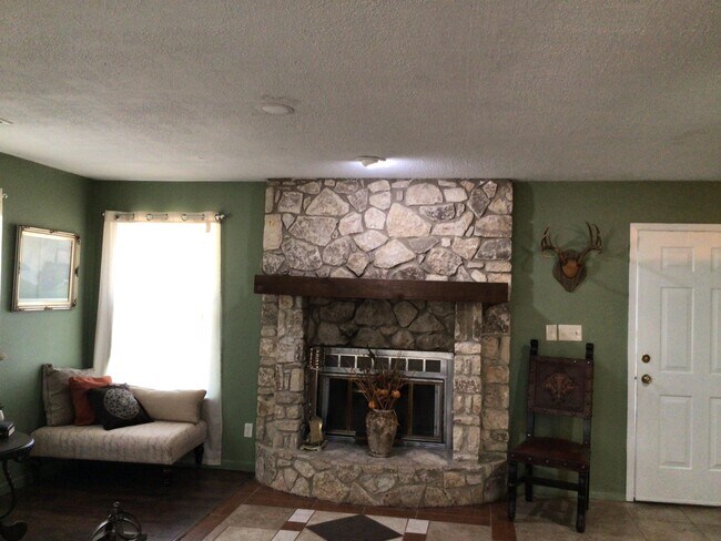 Building Photo - 2410 Lakeview Ln