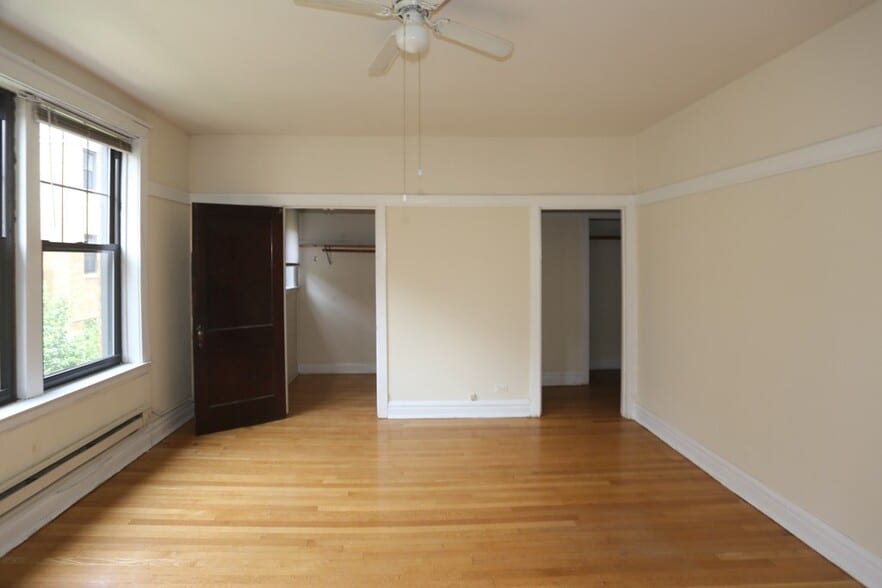 Building Photo - 726 W Barry Ave