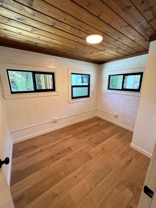 Building Photo - 8220 Edison Dr