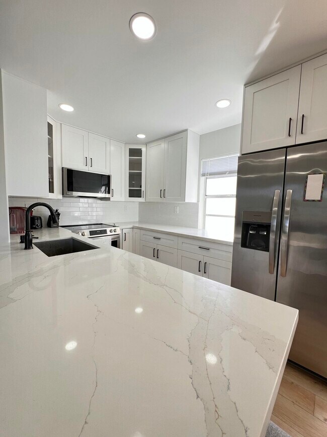 Building Photo - 698 Normandy Ln