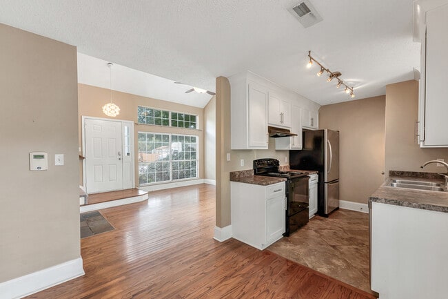 Building Photo - 123 River Oaks Dr