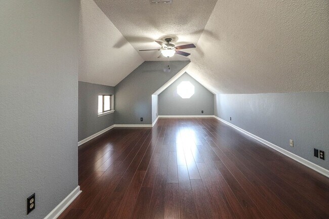 Building Photo - 4 bedroom, 2 1/2 bath, 2 car garage located in the quiet Summit View subdivision.