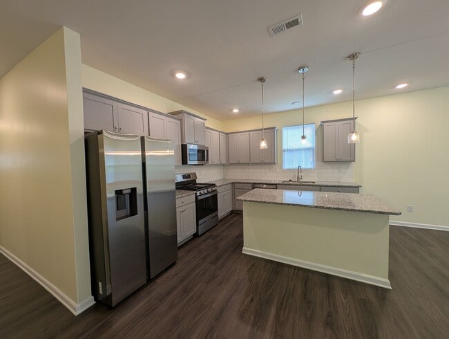 Building Photo - Spacious 4 bedroom, 2 bath Ranch Style Home located in Selwyn Landing !