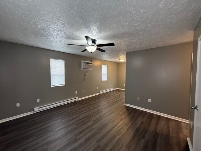 Building Photo - Duplex/ 2 -2 bedroom 1 bath with detached ...