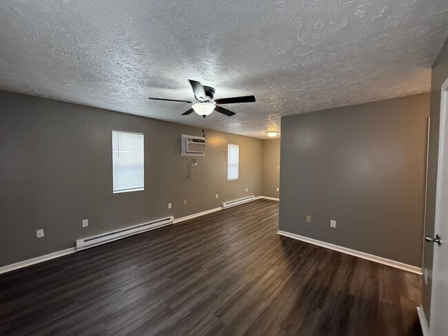 Building Photo - Duplex/ 2 -2 bedroom 1 bath with detached garage