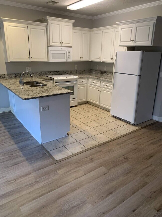 Building Photo - Beautiful Townhome in the Heart of Aiken!