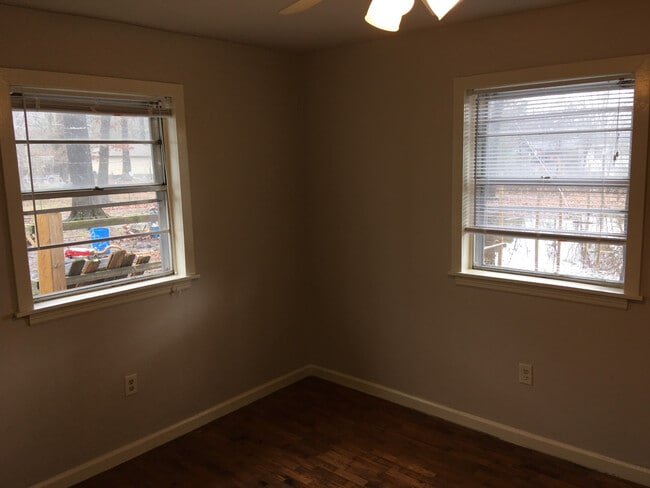 Building Photo - SG-613
