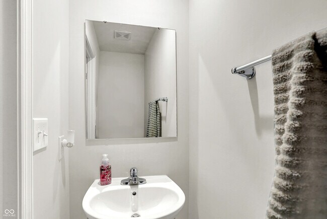 Building Photo - 910 Red Hls Ct