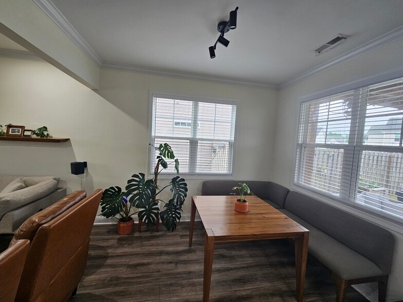 Building Photo - 2123 Blue Bonnet Cir