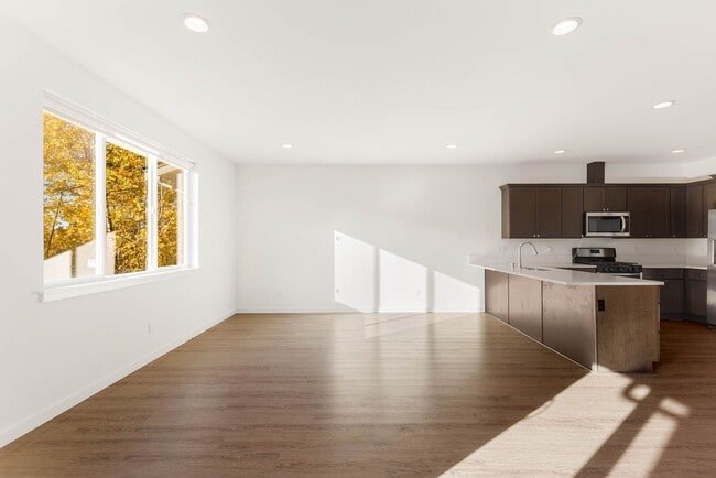 Building Photo - 304 S 48th Ct