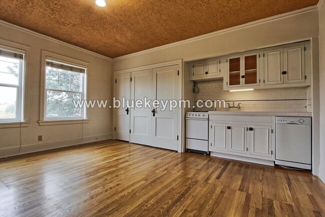 Building Photo - Pearl District Studio Condo in Historic Empress Hotel