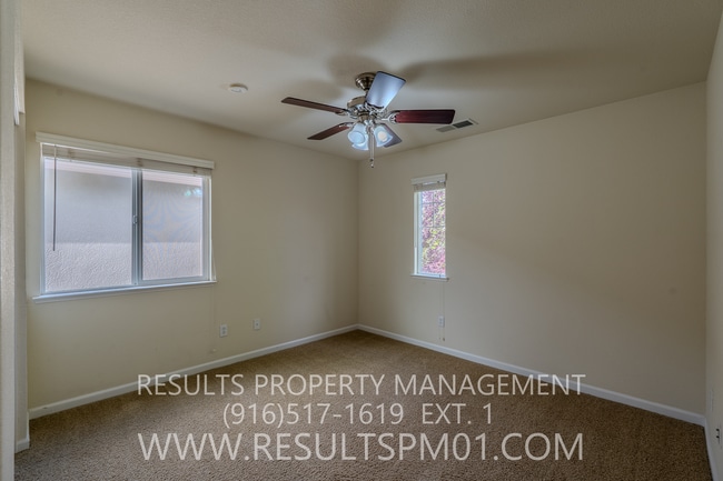 Building Photo - Spacious Lincoln 4 Bedroom 2.5 Bath w Club...
