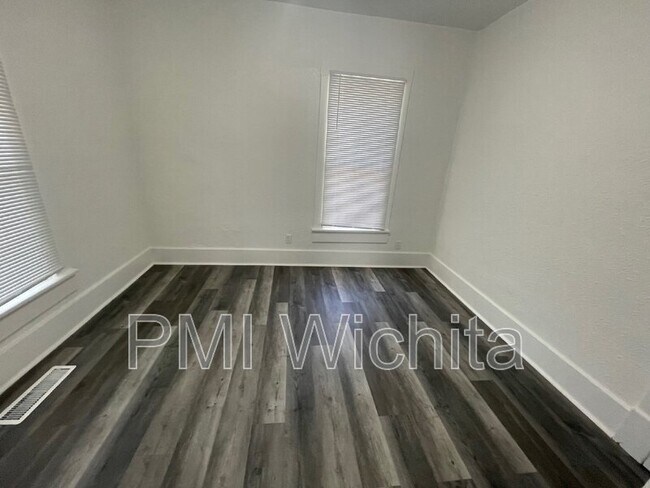 Building Photo - 210 N Ash St