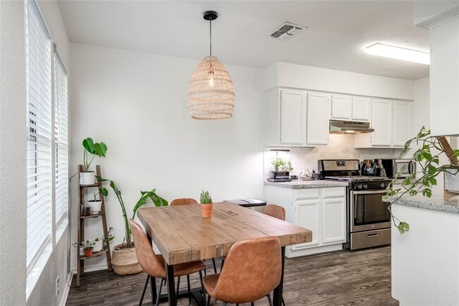 Building Photo - 3503 Larchmont Cove