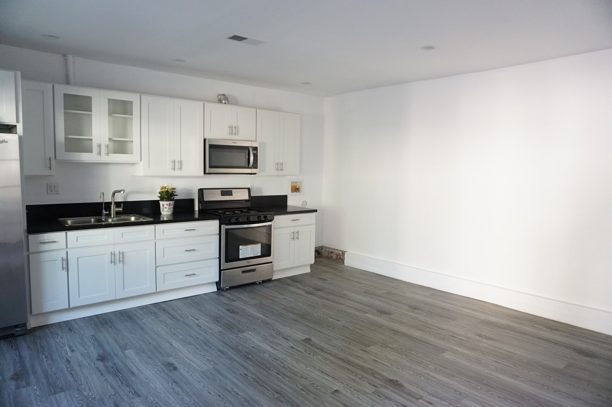 Building Photo - 14820 Devonshire St