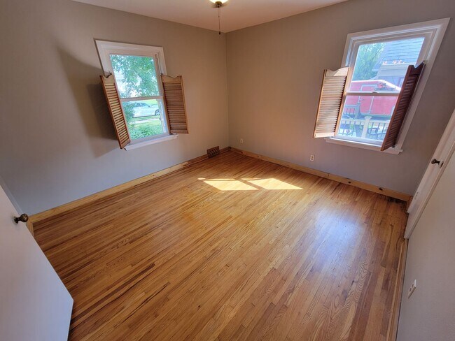 Building Photo - AVAILABLE AUGUST 15th - 4 Bed 3 Bath w/ Spacious Back Deck - SHORT TERM LEASE TILL END OF APRIL