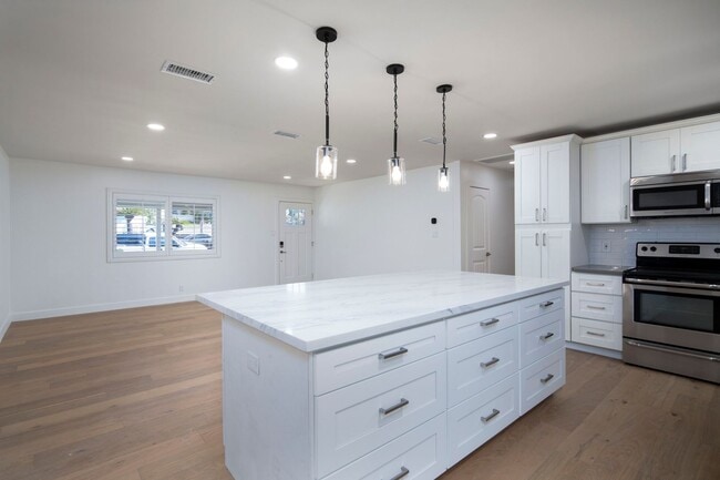 Building Photo - GORGEOUS Remodeled and Upgraded Beautiful ...
