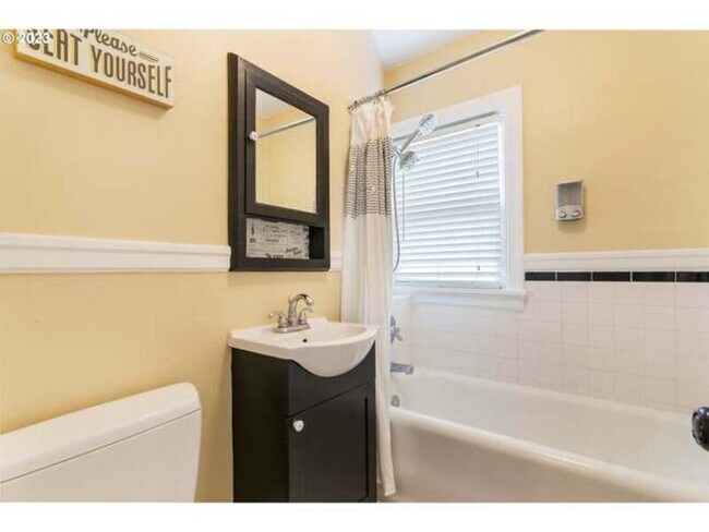 Building Photo - 20 NW 16th Ave