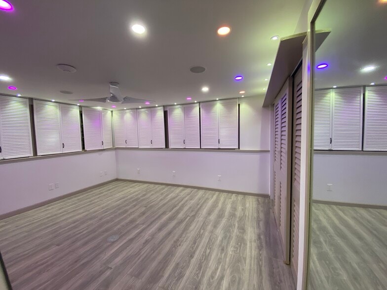 Master bedroom. RGB LED lighting. - 3716 Claudine St