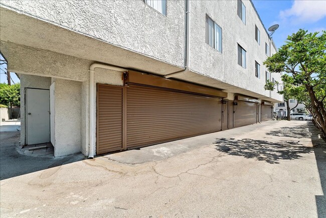 Building Photo - Beautiful Glendale Apartment!