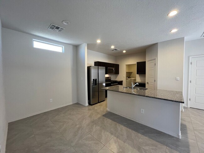 Building Photo - Modern 3 Bedroom 2 Bathroom Home In Los Lu...