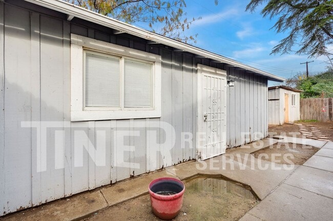 Building Photo - 2922 Walnut Ave