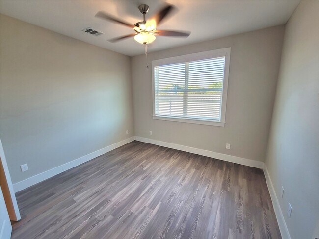 Building Photo - 1620 Crestdale Dr