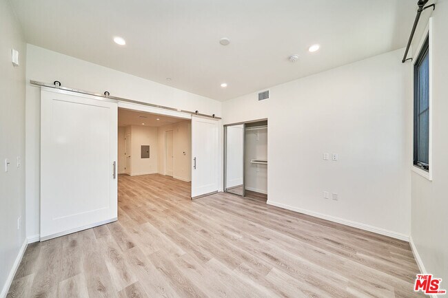 Building Photo - 951 S Wilton Pl